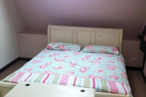 3 habitaciones, tabla de planchar con plancha, wifi y ropa de cama 