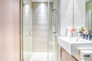 淋浴设施、吹风机、毛巾