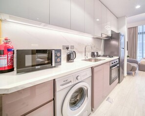 ثلاجة، ميكروويف، ماكينة لصنع القهوة/الشاي، غلّاية كهربائية