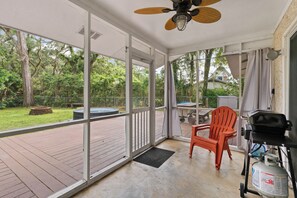 Terrace/patio - Close to beach, splash pool, fire pit, pet friendly! (Saint Simons Island)