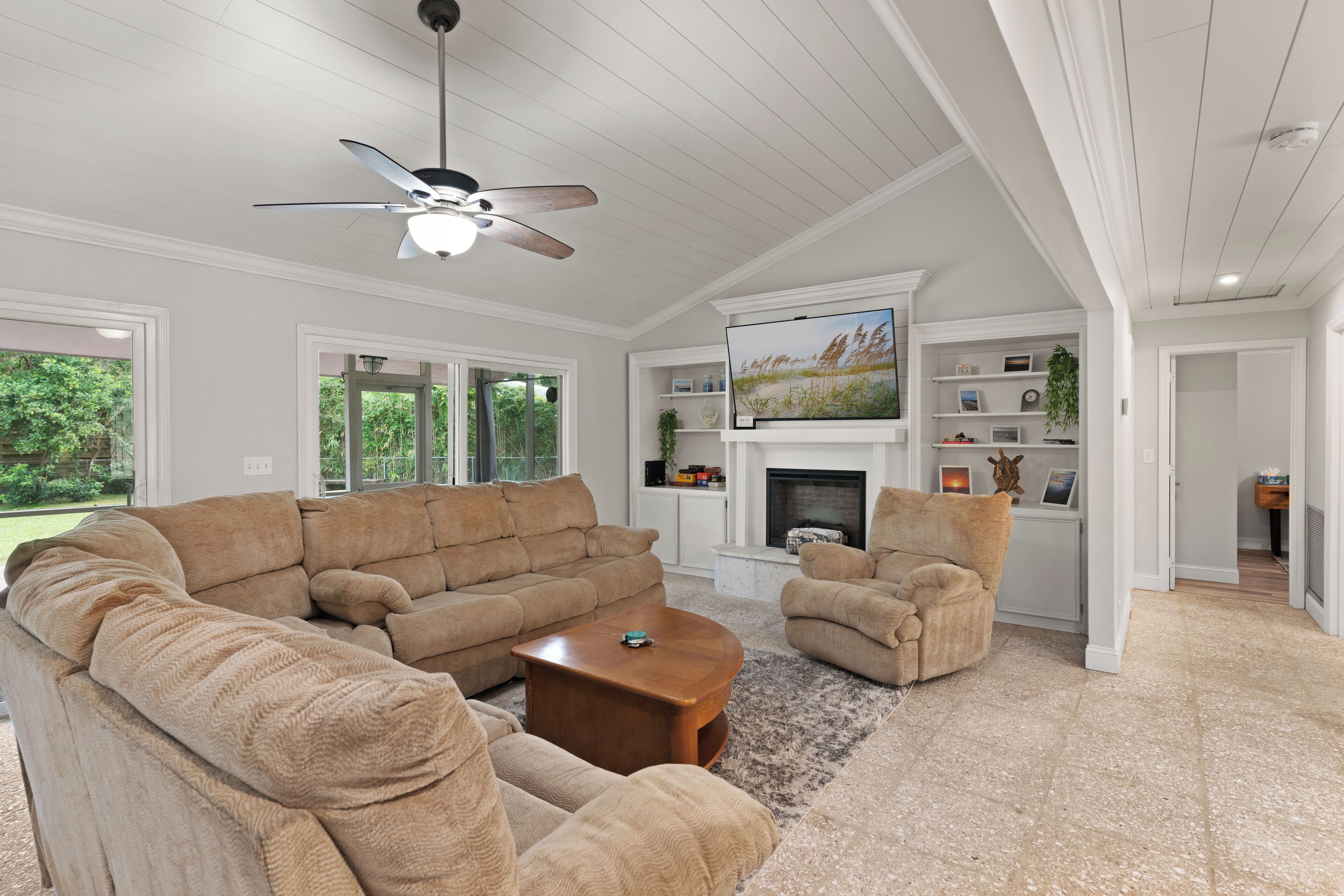 Een smart-tv en een open haard