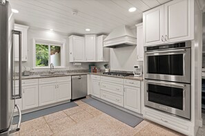 Fridge, microwave, oven, stovetop - Close to beach, splash pool, fire pit, pet friendly! (Saint Simons Island)