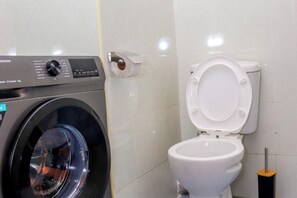 Shower, towels - KingBed/PrivateE/FastWifi/Tv/Ensuite (Nairobi)