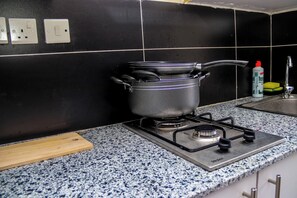 Fridge, microwave - KingBed/PrivateE/FastWifi/Tv/Ensuite (Nairobi)