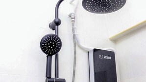 Sistema de ducha con un panel de control etiquetado 'VEZOR' y dos cabezales de ducha.