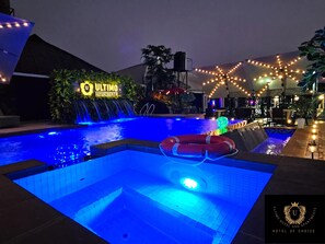 Una piscina cubierta