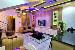 TV - 2 Bed Apartment 7 - Tranquil Benin City Retreat (Benin City)