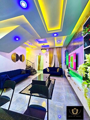 TV - 2 Bed Apartment 8 - Modern Benin City Residence (Benin City)