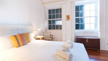 4 bedrooms, desk, iron/ironing board, Internet
