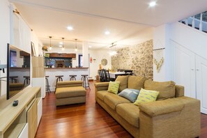 TV, books - GuestReady - Peaceful haven in Funchal (Funchal)