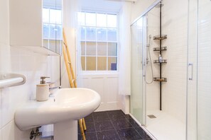 Douche, sèche-cheveux, serviettes fournies