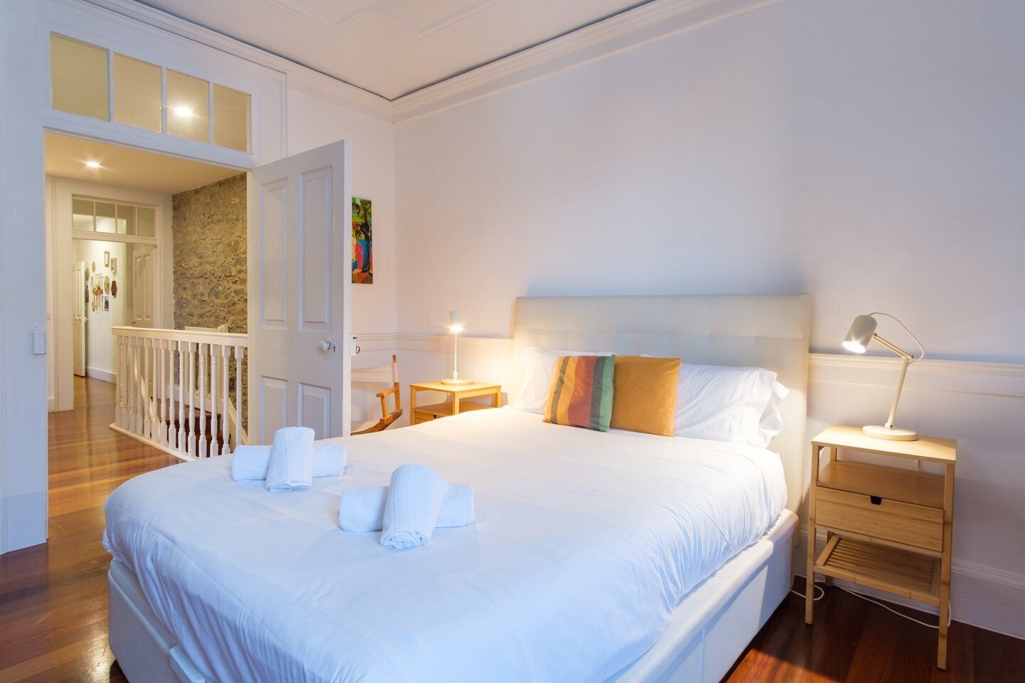 4 habitaciones, escritorio, tabla de planchar con plancha y internet 