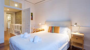 4 habitaciones, escritorio, tabla de planchar con plancha y internet