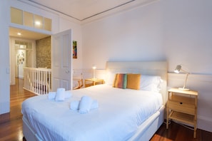 4 bedrooms, desk, iron/ironing board, internet