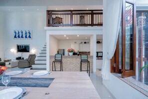 Villa Standard - 3 sovrum - utsikt mot poolen | Eget kök | Kylskåp, mikrovågsugn, spishäll och grytor/köksredskap