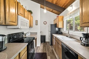 Køleskab, mikrobølgeovn, ovn, kogeplade