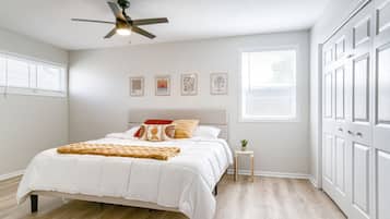 3 bedrooms, desk, bed sheets
