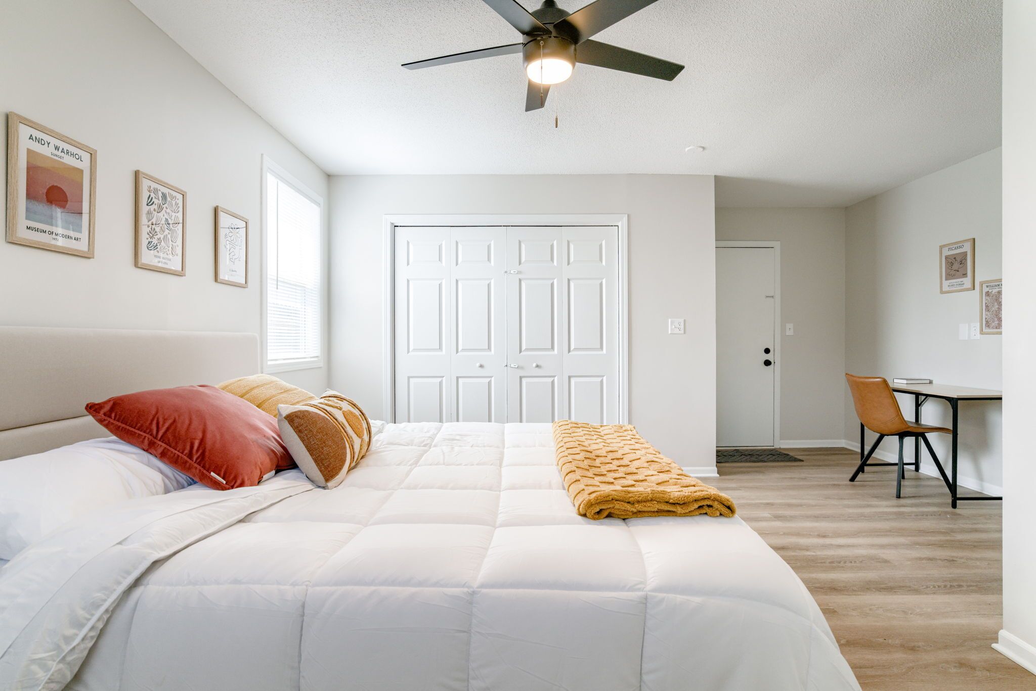 3 bedrooms, desk, bed sheets