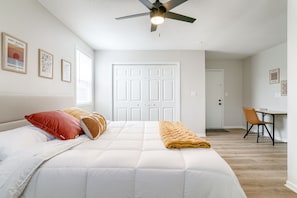 3 bedrooms, desk, bed sheets - Modern 3-bedroom detached space w/ WiFi, kitchen, full-size fridge, living room (Lincoln)