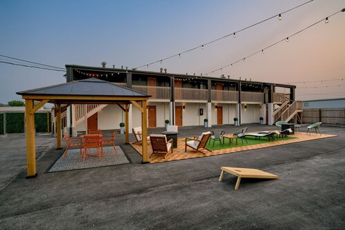 Modern 3-bedroom detached space w/ WiFi, kitchen, full-size fridge, living room