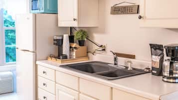 Een koelkast, een microgolfoven, een koffiezetapparaat/waterkoker