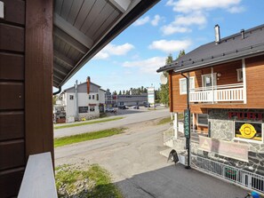 Ein Gebäude mit Holzfassade und einem Schild für eine Gaststätte.