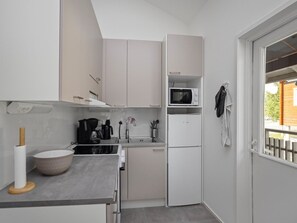 Refrigerador, microondas, lavavajillas y utensilios de cocina 