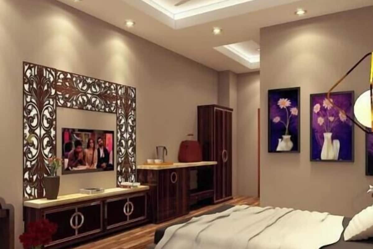 Minibar, desk, laptop workspace, blackout drapes