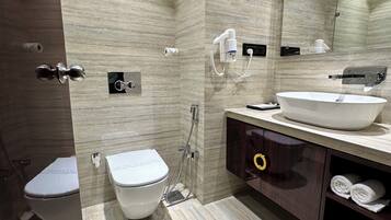 Douche, chaussons, serviettes fournies, savon