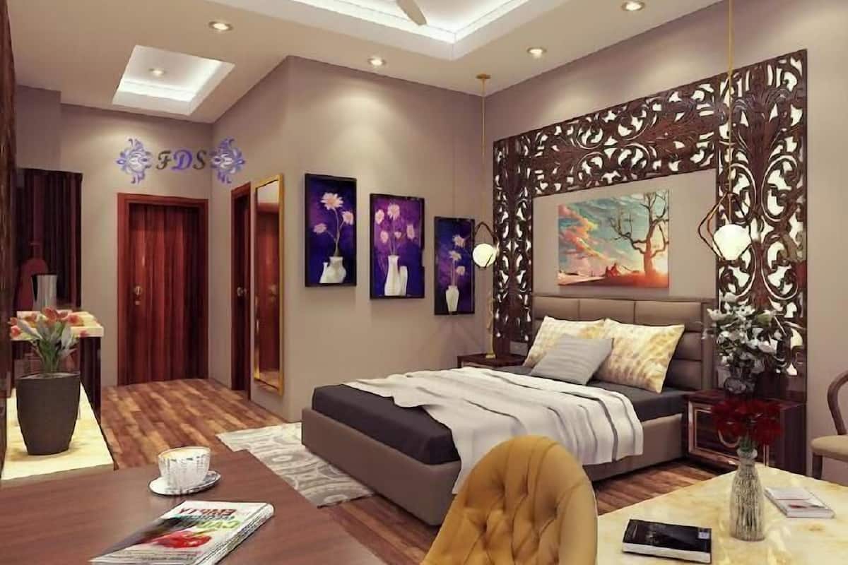 Quarto moderno com cama, escrivaninha com cadeira e área de refeições.