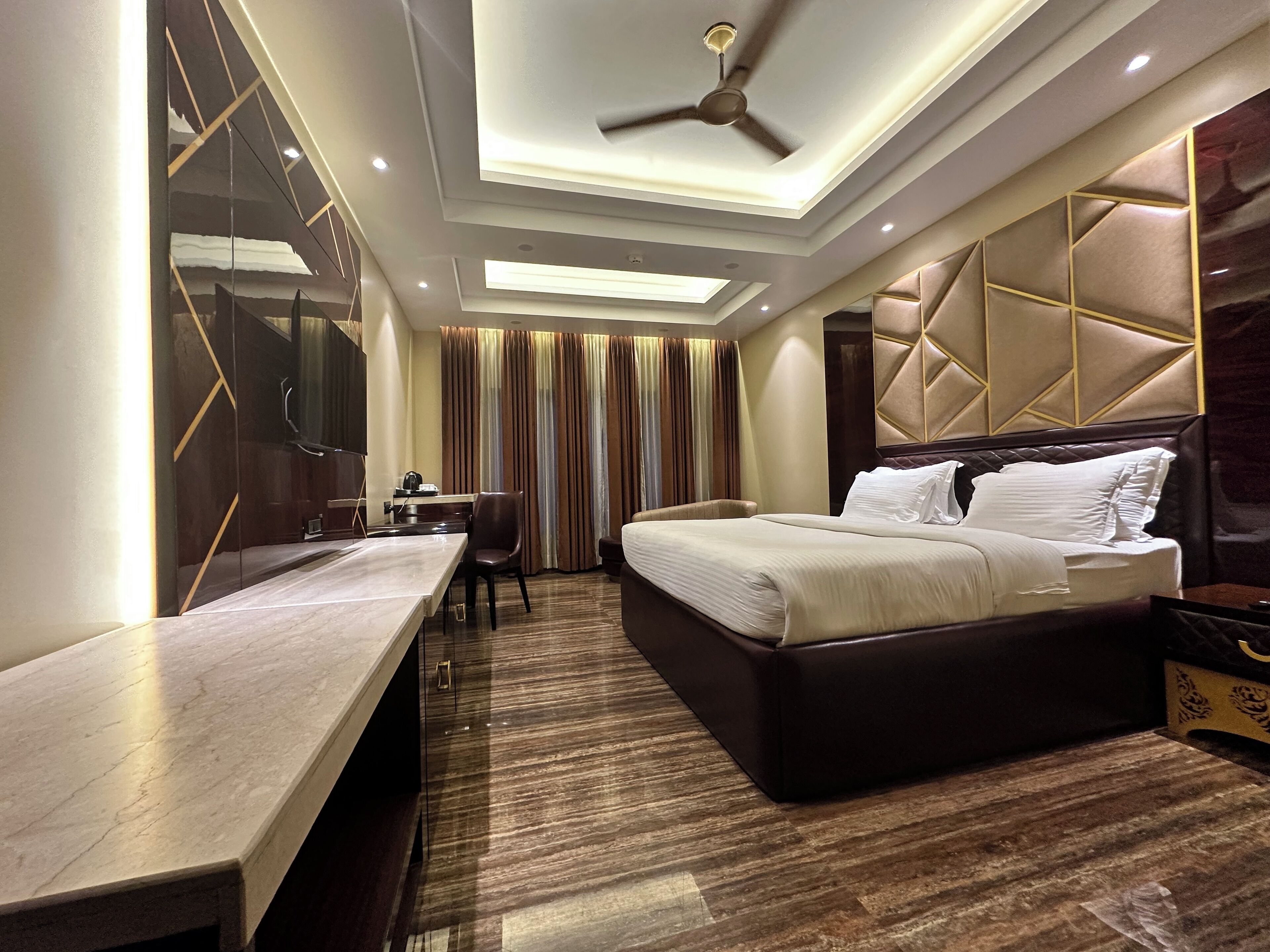 Habitación Deluxe, vista a la ciudad | Minibar, escritorio y espacio para trabajar con laptop 