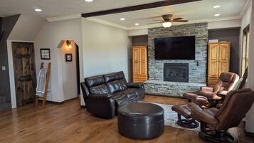 Smart TV, fireplace, music library, stereo