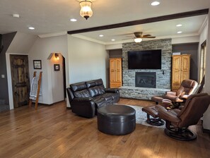 Smart TV, fireplace, music library, stereo - Family-Friendly Private Ranch Getaway with pond. Newly Remodeled (Anaconda)