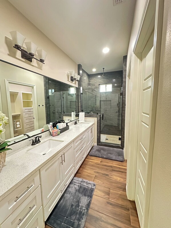 Shower, towels, soap, shampoo - 3-bedroom home with awesome amenities! (Edinburg)