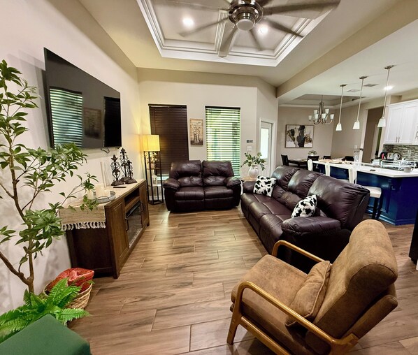 Smart TV, fireplace