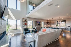 TV, caminetto, studio