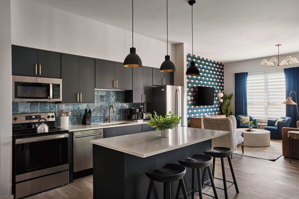 Refrigerador, microondas, horno, placa de cocina