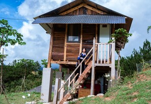A wooden cabin with a balcony, a staircase, and a view of the surrounding forest. - Lam Ecolodge Mu Cang Chai (Mu Cang Chai)