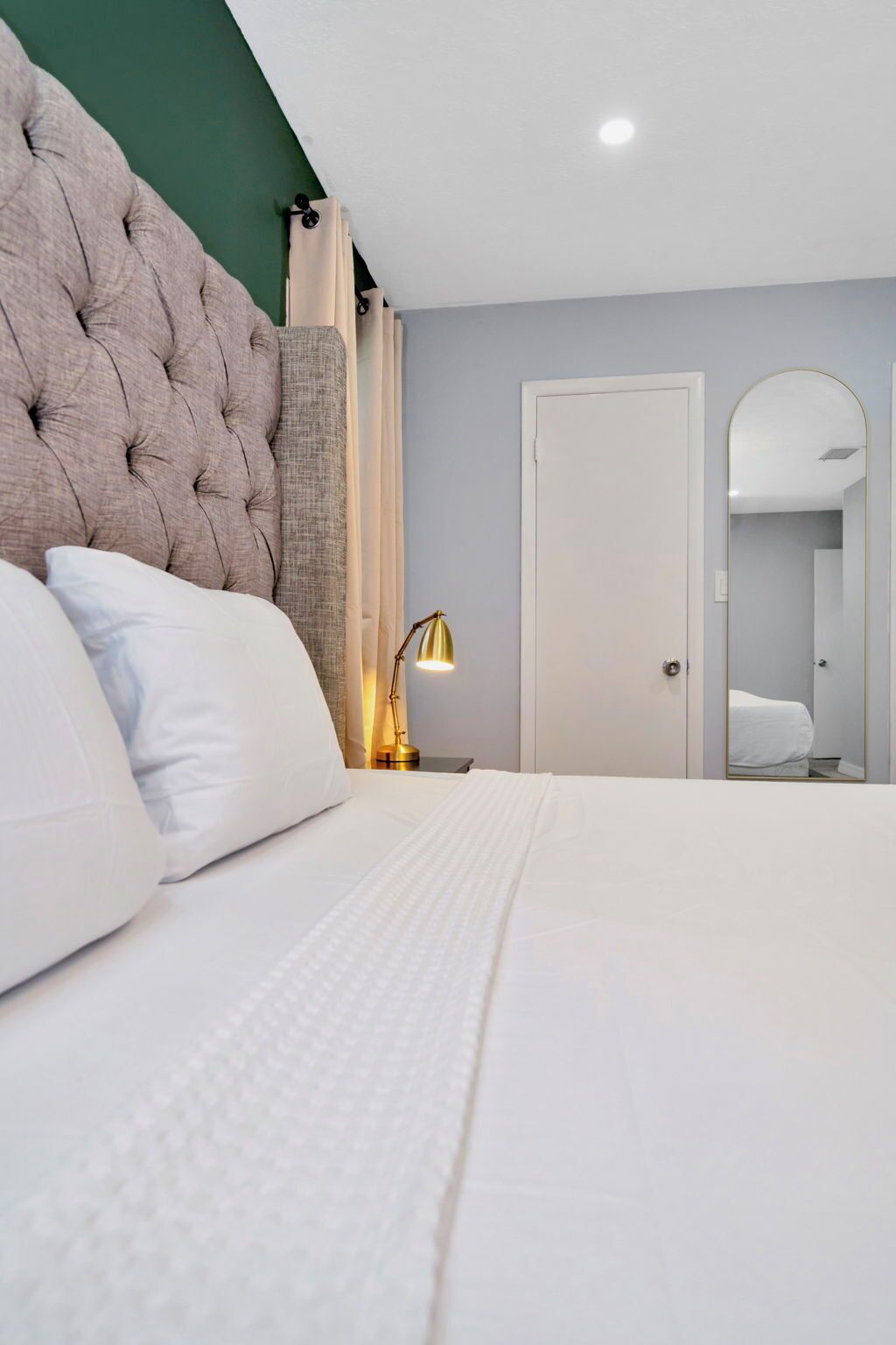 5 bedrooms, iron/ironing board, WiFi, bed sheets