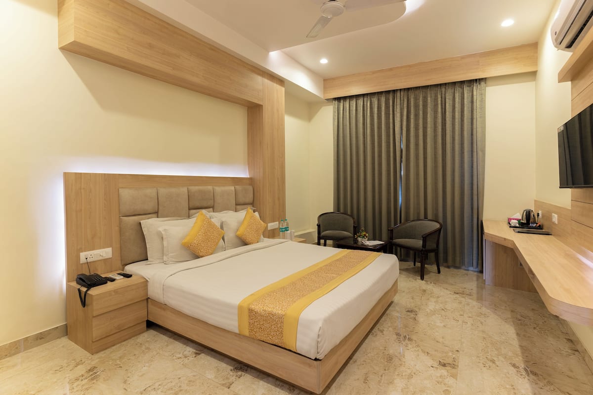 Blackout curtains, soundproofing, iron/ironing board, free WiFi