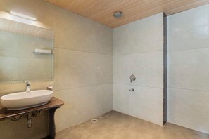 Deluxe kamer, uitzicht op de stad | Badkamer | Een douche, zeep, shampoo, toiletpapier