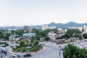 Phòng Deluxe, 1 giường cỡ king, quang cảnh thành phố | Màn/rèm cản sáng, phòng cách âm, bàn ủi/dụng cụ ủi quần áo 