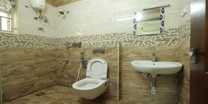 Estudio | Baño | Ducha, cabezal de ducha tipo lluvia, toallas y jabón