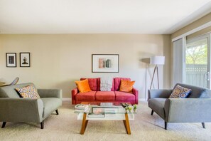 TV - Hip Cupertino 2BR w/ Cinema, Gym & A/C, nr Restaurants, by Blueground (South Bay)