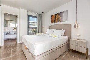 2 soveværelser, pengeskab på værelset, strygejern/strygebræt