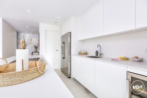 Kylskåp, mikrovågsugn, ugn och diskmaskin