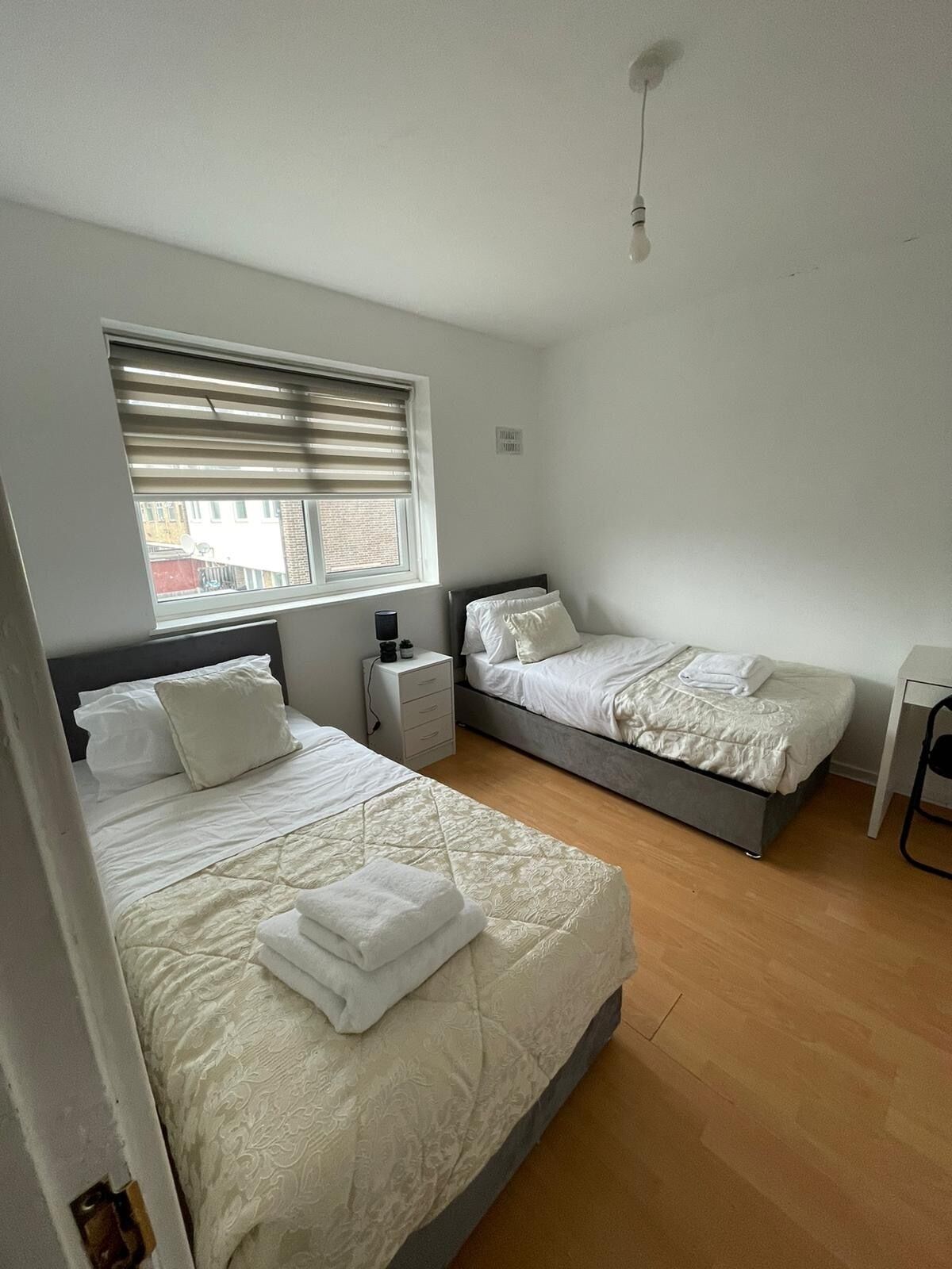 3 habitaciones, escritorio, tabla de planchar con plancha y wifi 