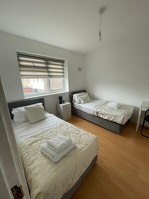 3 bedrooms, desk, iron/ironing board, WiFi - Nice cozy house with WiFi close to the Elizabeth line (London)