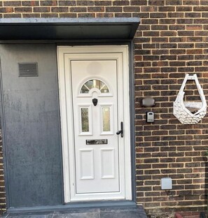 Exterior - Nice cozy house with WiFi close to the Elizabeth line (London)