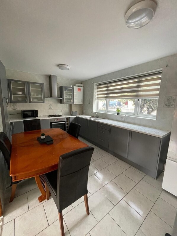 Dining - Nice cozy house with WiFi close to the Elizabeth line (London)